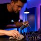 Met een doekje worden de knoppen en schuiven van een DJ-mixer zorgvuldig schoongemaakt.