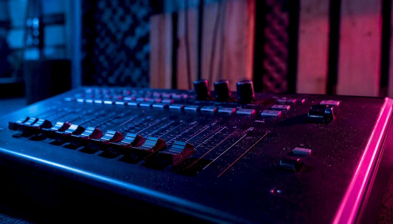 Detailopname van de bedieningsknoppen op een zelfstandige DMX-controller