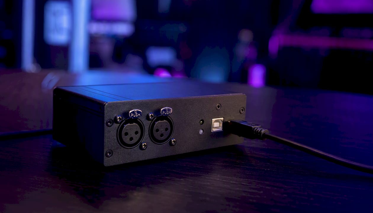 Op tafel ligt een USB-DMX interface klaar voor gebruik.