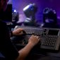 Backstage worden de schuifregelaars op de DMX-controller nauwkeurig afgesteld door handen die zorgen voor de perfecte lichtsfeer.