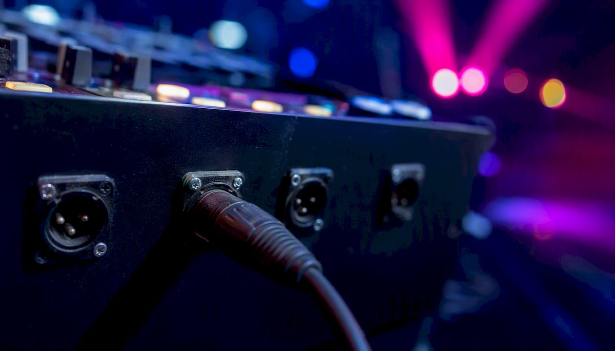 DMX-kabel aangesloten op de lichttafel