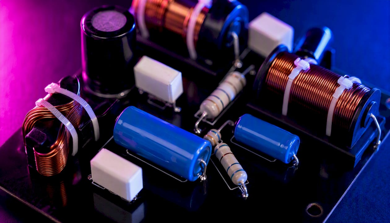 Detailopname van elektronische componenten in een passief scheidingsfilter