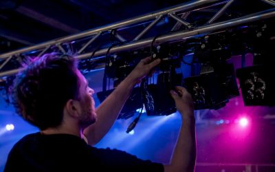 Handen die DMX-spotlights aan een truss bevestigen en groeperen