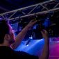 Handen die DMX-spotlights aan een truss bevestigen en groeperen