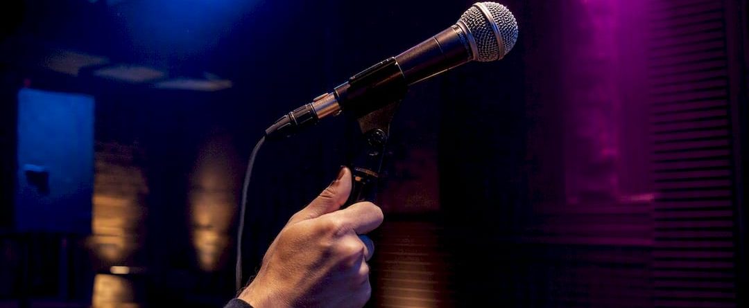 Microfoon schuin opgesteld bij de spreker op het podium