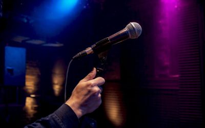 Microfoon schuin opgesteld bij de spreker op het podium