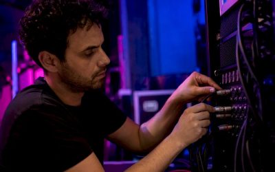 Handen die gebalanceerde XLR-audiokabels aansluiten