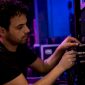 Handen die gebalanceerde XLR-audiokabels aansluiten