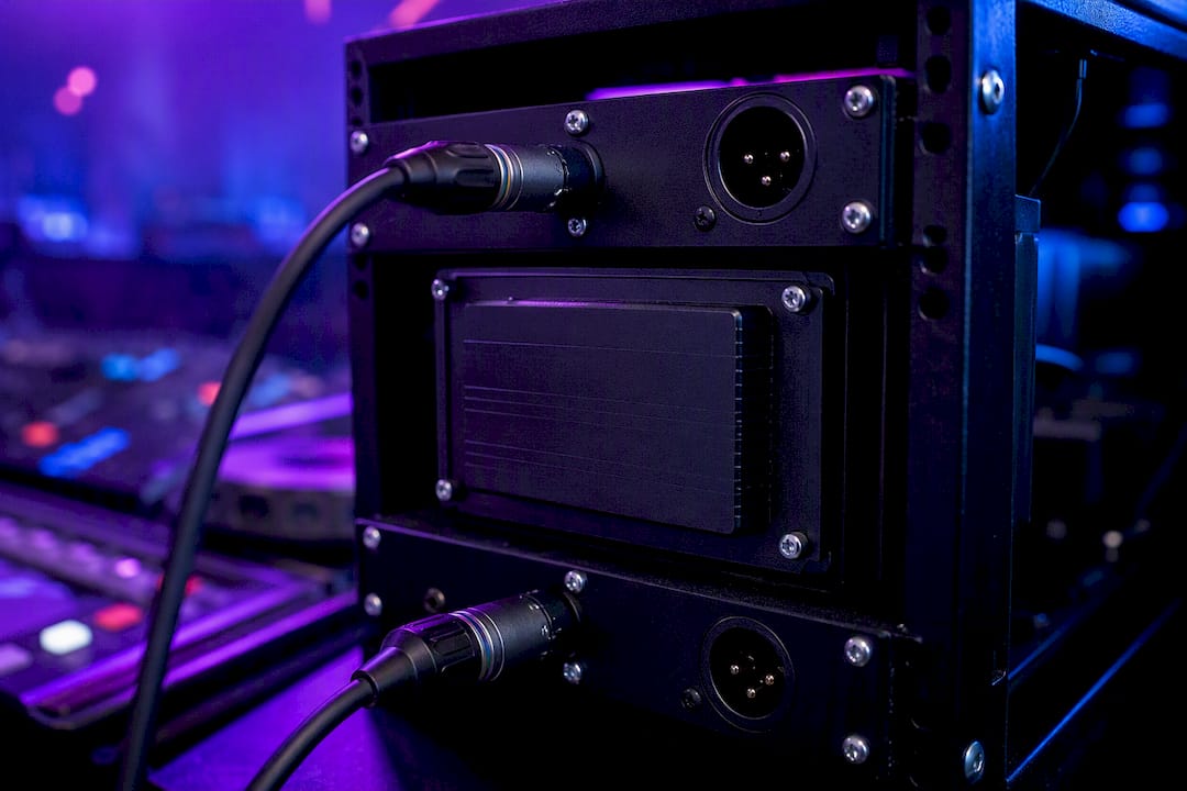 Galvanische aardlusisolator in een audiorack