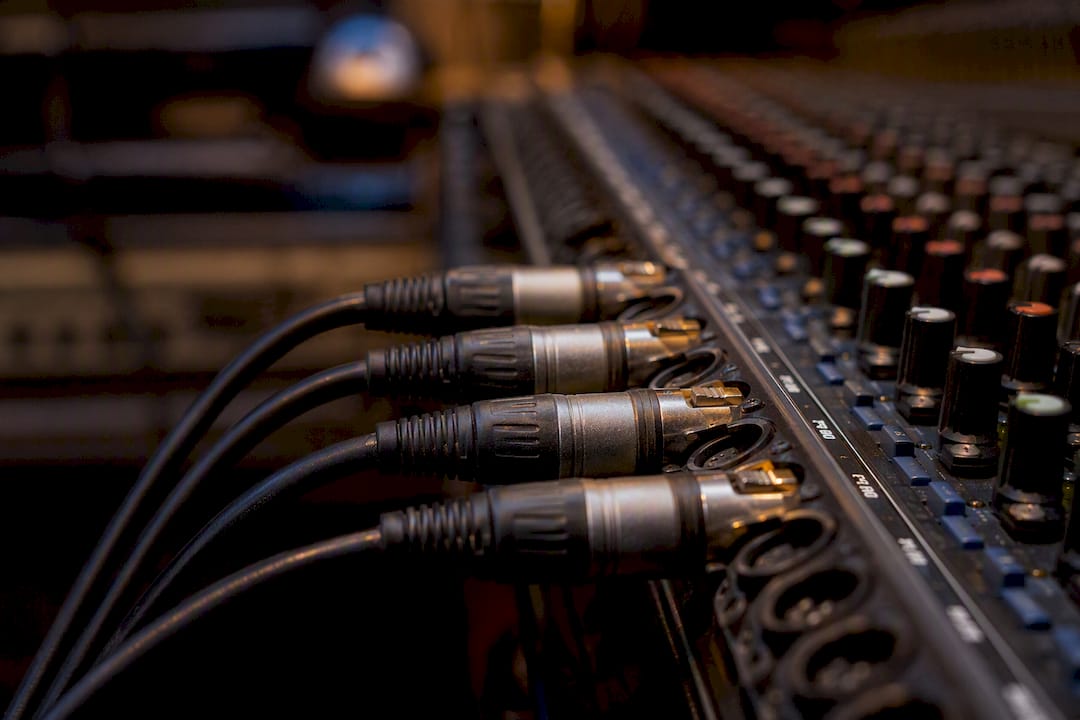 Gebalanceerde XLR-kabels aangesloten op audiomixer