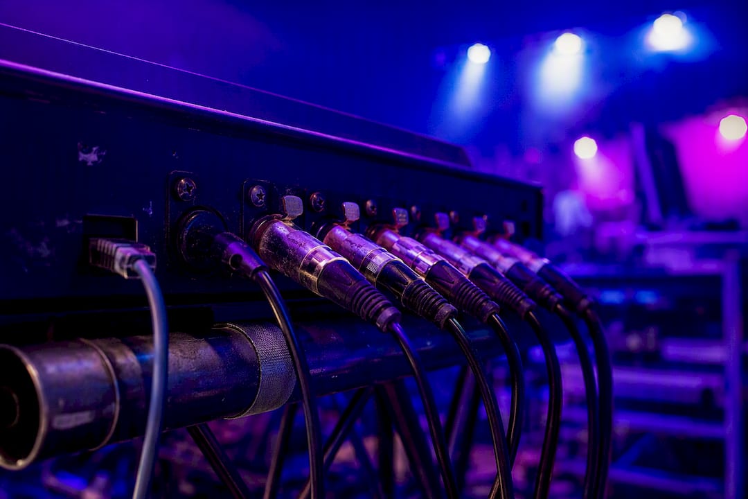 DMX XLR- en Cat5e-kabels aangesloten op het podium