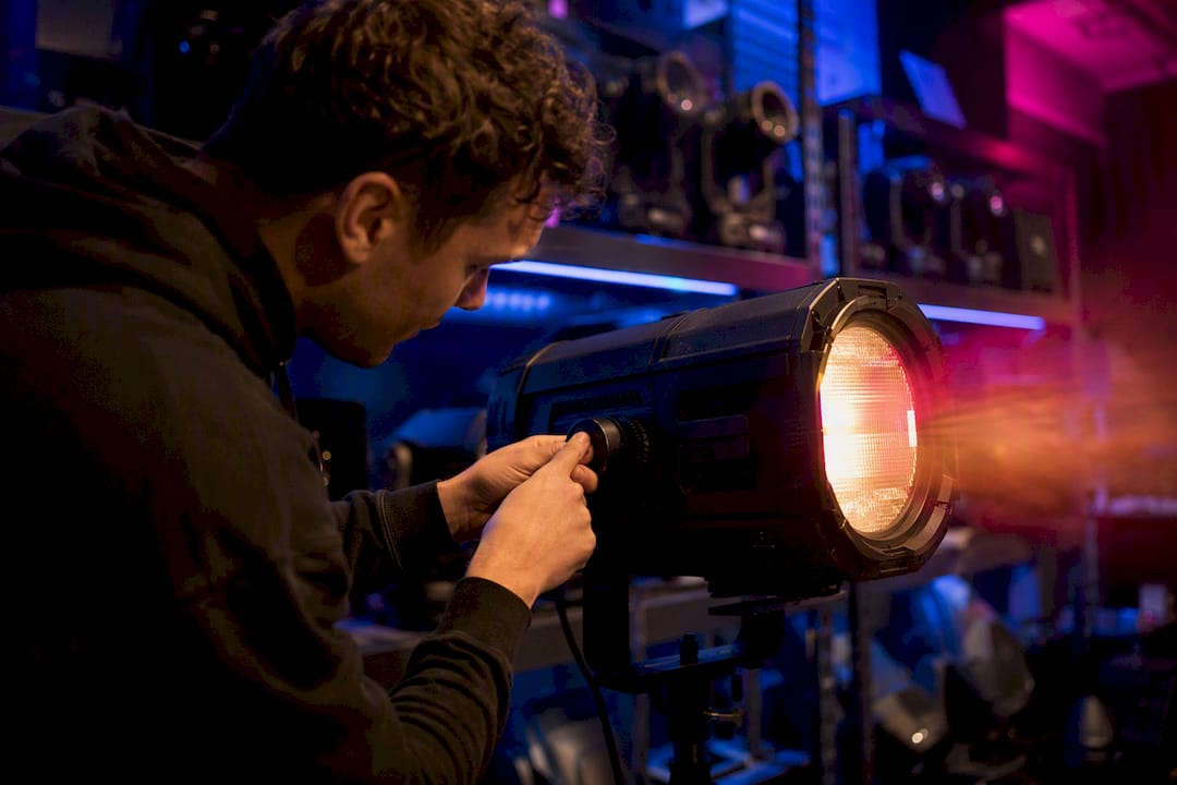 Technicus test armatuur in showroom