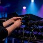 Handen maken de verbinding van een DMX XLR-kabel met een lichtcontroller
