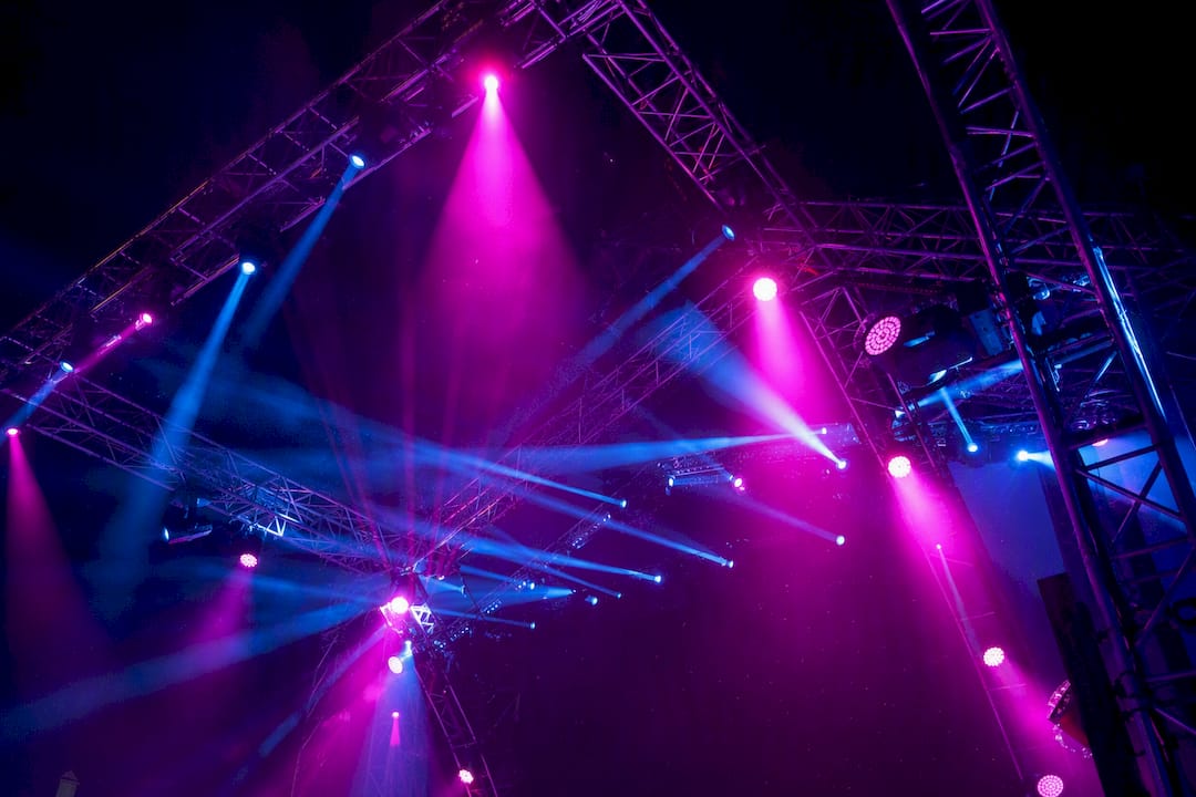 Levendige lichtshow op het podium, bestuurd met DMX