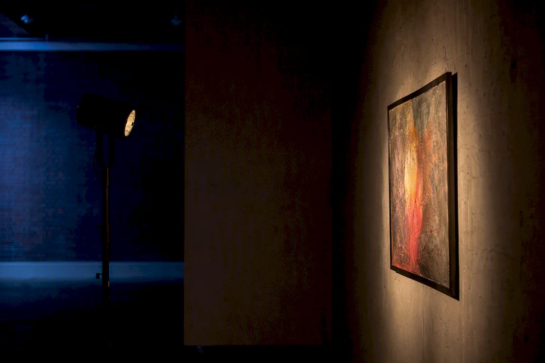 Smalle lichtstraal van een PAR LED op de muur