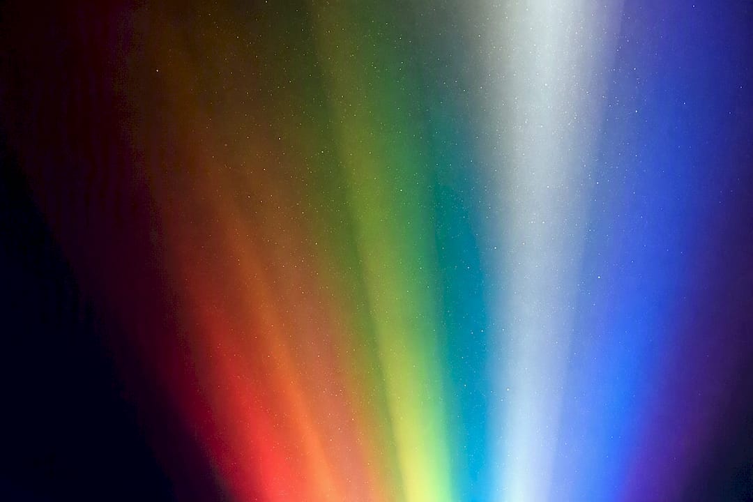 Gemengd gekleurd licht op het podium zonder zichtbare armaturen