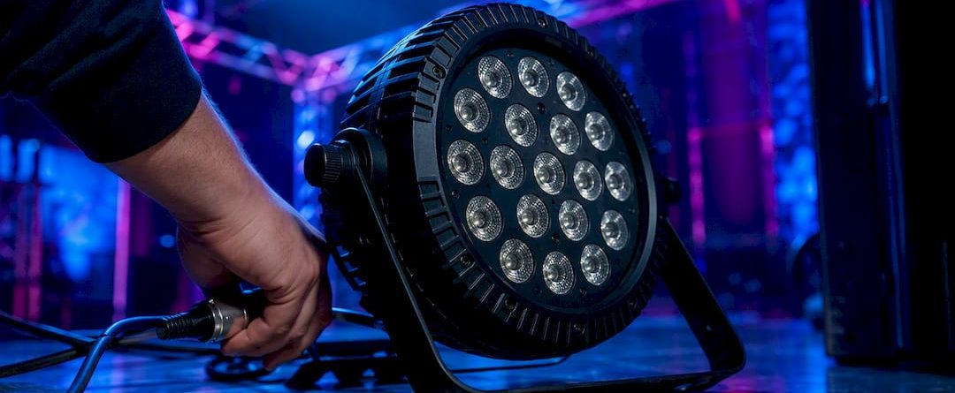 Close-up van het aansluiten van een PAR LED-armatuur en een DMX-kabel