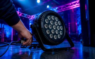 Close-up van het aansluiten van een PAR LED-armatuur en een DMX-kabel