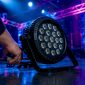 Close-up van het aansluiten van een PAR LED-armatuur en een DMX-kabel