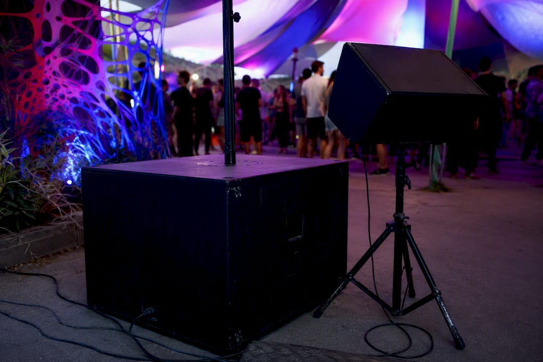 Opstelling van subwoofer en monitorluidspreker
