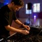 Handen die kabels aansluiten op een DJ-set
