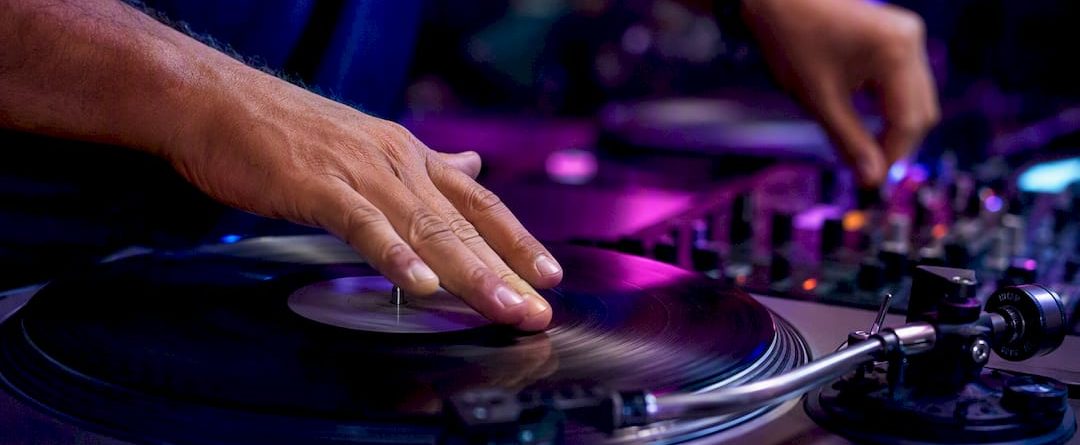 Close-up van een DJ die scratcht op een direct-drive draaitafel