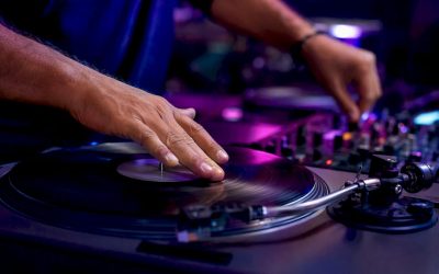 Close-up van een DJ die scratcht op een direct-drive draaitafel