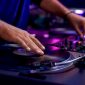 Close-up van een DJ die scratcht op een direct-drive draaitafel