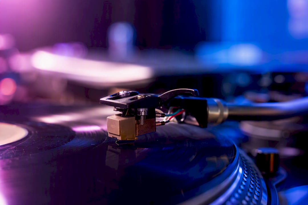 Close-up van de cartridge en naald van een DJ-draaitafel