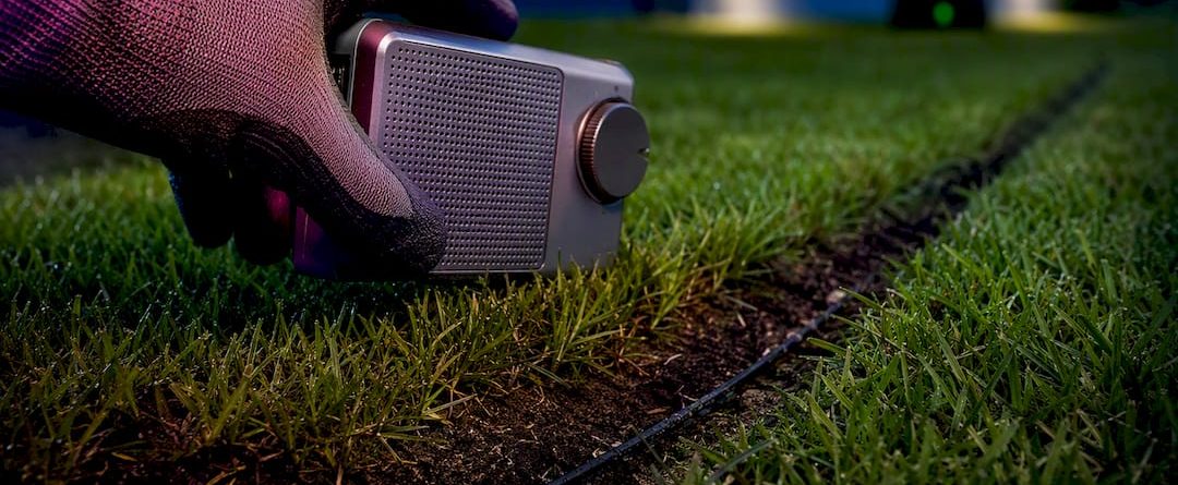 Oude radio bij de begrenzingsdraad in de tuin