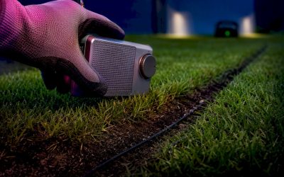 Oude radio bij de begrenzingsdraad in de tuin