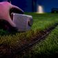 Oude radio bij de begrenzingsdraad in de tuin