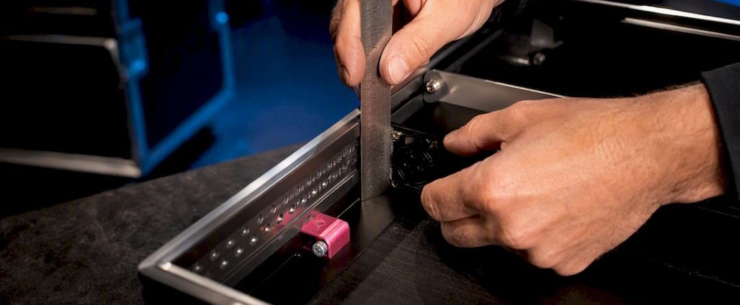 Technicus meet de connectorruimte in de rackbehuizing