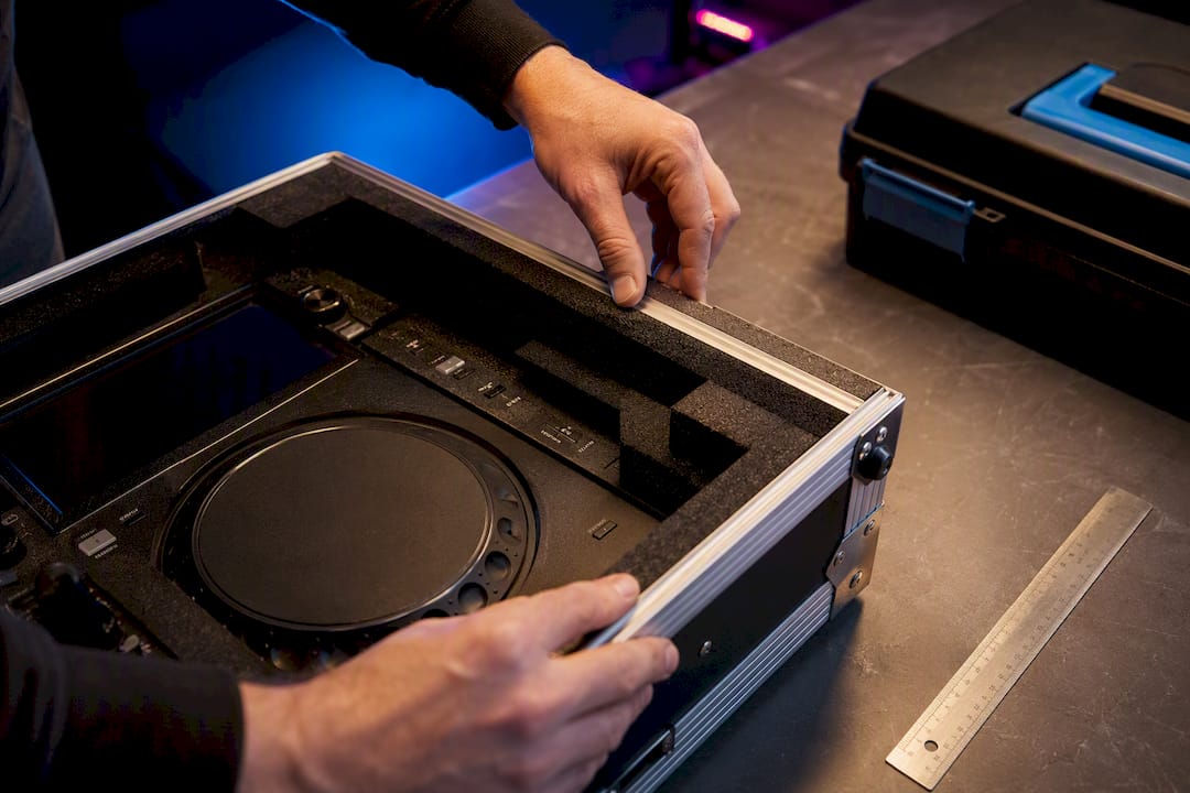 Handen testen een flightcase in de showroom
