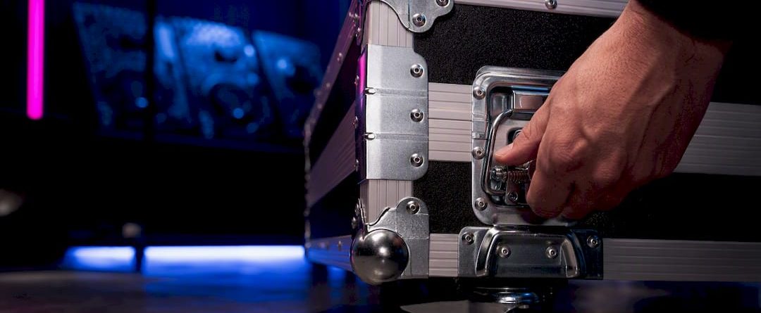 Detail van een flightcase met sluiting en wiel