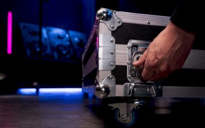 Detail van een flightcase met sluiting en wiel