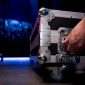 Detail van een flightcase met sluiting en wiel