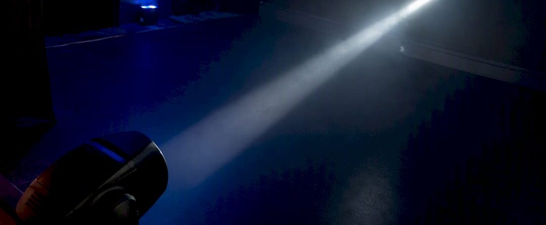 Scherpe lichtstraal van moving-head door haze