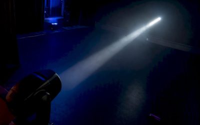 Scherpe lichtstraal van moving-head door haze