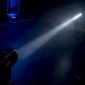 Scherpe lichtstraal van moving-head door haze