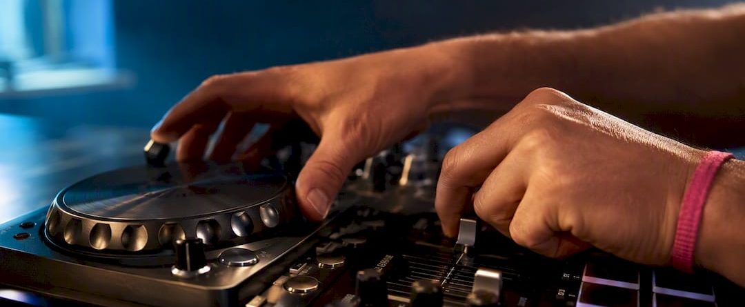 Handen testen jogwheel en fader