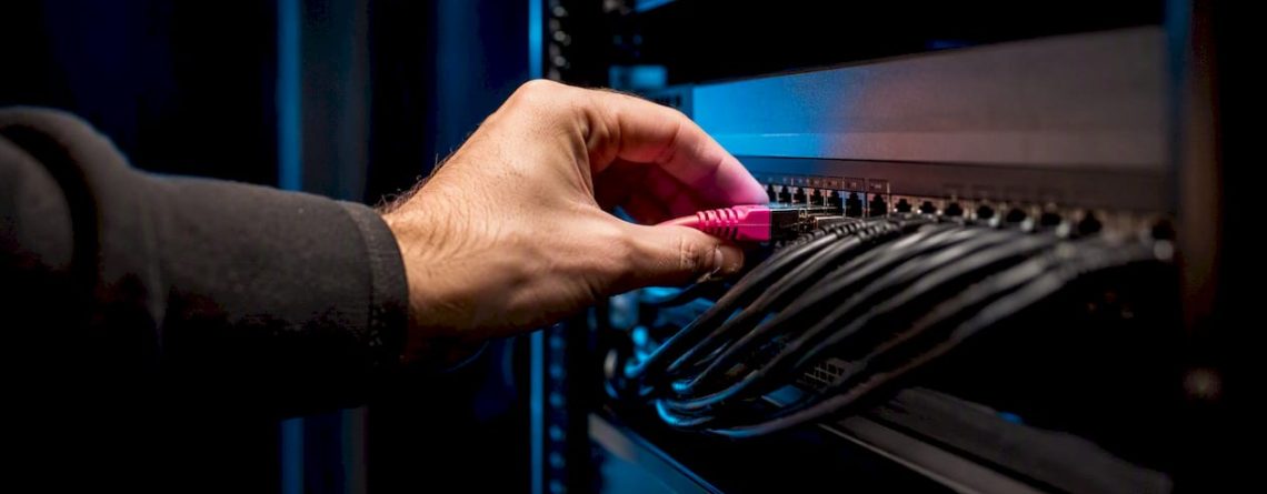 Technicus sluit professioneel audionetwerk aan in rack