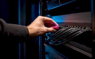 Technicus sluit professioneel audionetwerk aan in rack