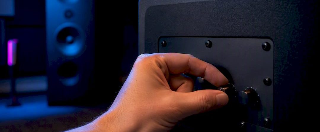 Handmatig de crossoverregelaar van de subwoofer instellen