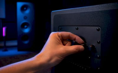 Handmatig de crossoverregelaar van de subwoofer instellen