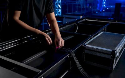 Dj bouwt de booth systematisch op