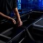 Dj bouwt de booth systematisch op