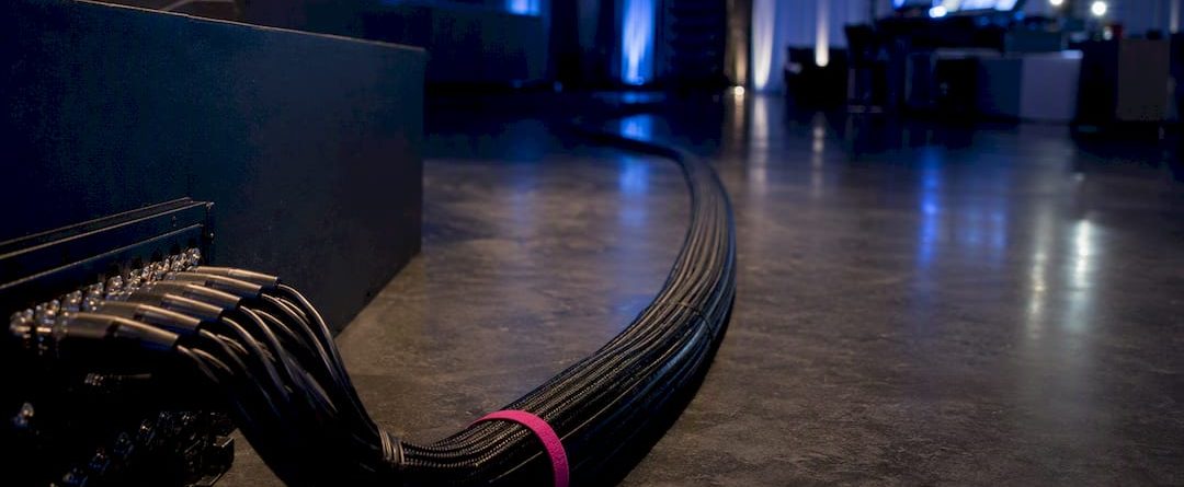 Multikabel loopt van het podium naar de mengtafel