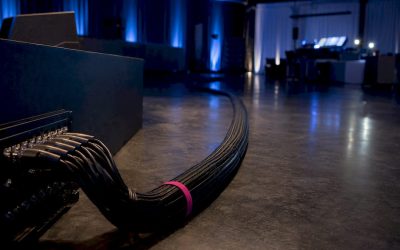 Multikabel loopt van het podium naar de mengtafel