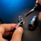 Handen die draden aan een XLR-connector solderen